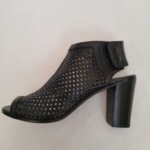 Vero Cuoio Lemare Italian Perforated Block Heel Peep Toe Leather Sandal Size 9.5